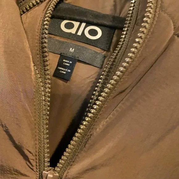 NWT Alo Yoga glacier puffer jacket ESPRESSO Size M - Picture 3 of 5